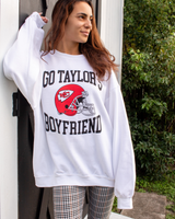 - White Color
- Crew Neck
- Long Sleeve
- Go Taylor's Boyfriend print
-Heavy Blend Material
-Comes in One Size
-Oversized Fit (XL)
Materials:
50% Cotton | 50% Polyester
SWIFT SS BF ONE SIZE