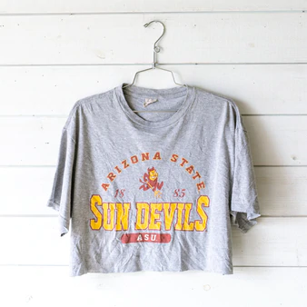 -Arizona State Sun Devils Graphic
-Crew neck
-Short Sleeve
-Gray
-Cropped
Size: Large
Material: 100% Cotton
Clothing Measurements
Bust: 21.5"
Length: 18"
Sleeve Length: 8.5"